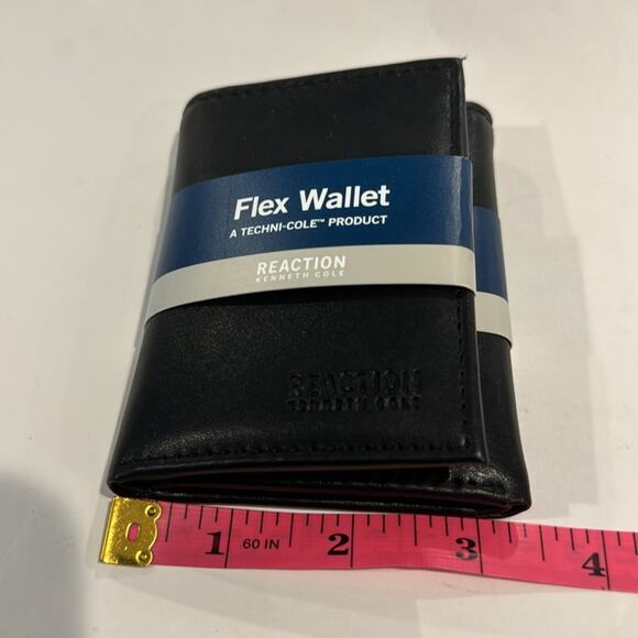 Kenneth Cole Reaction NWT Men’s Flex Wallet with RFID lining keeps info secure. - Picture 5 of 8